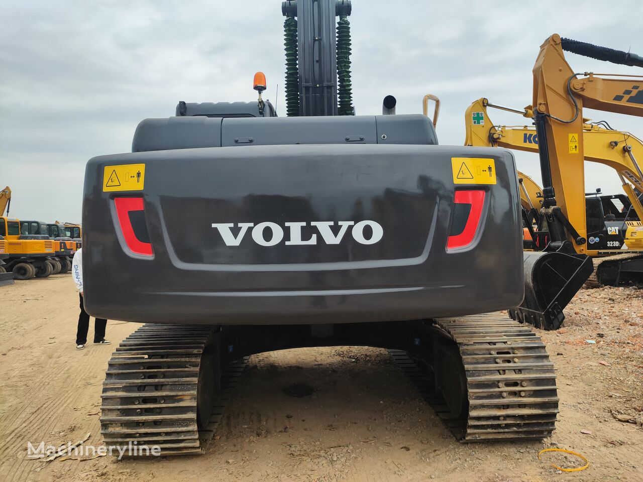 pelle sur chenilles Volvo EC210