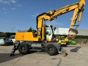 pelle sur pneus Liebherr A904C. 2 Löffel